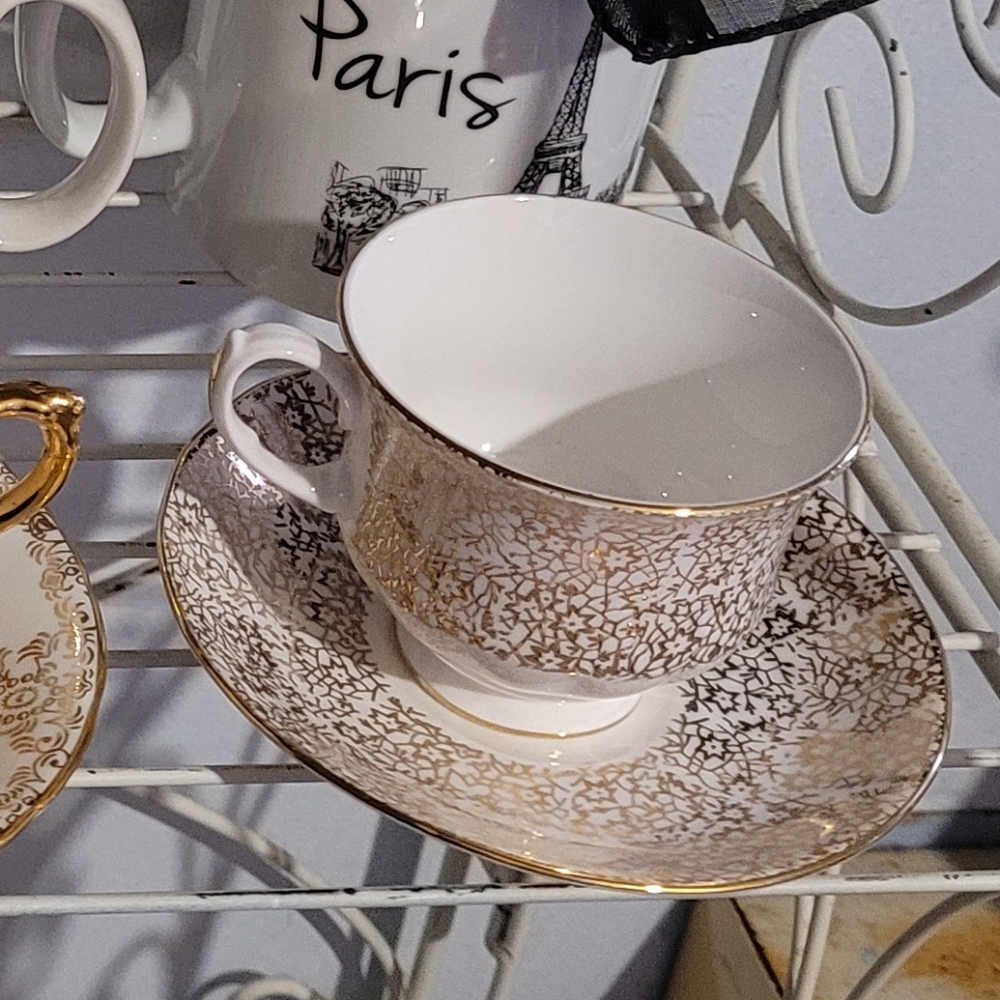 Queen Anne Bone China 1950s Luxurious Gold and White Tea Cup Set